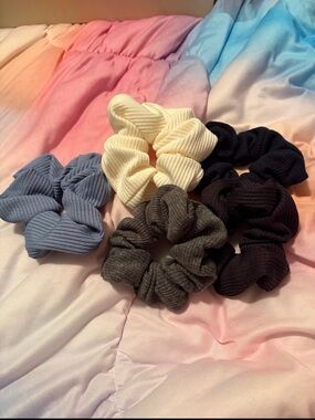 Claire's Ribbed Scrunchie Set in Blue, Cream, Gray, Black
